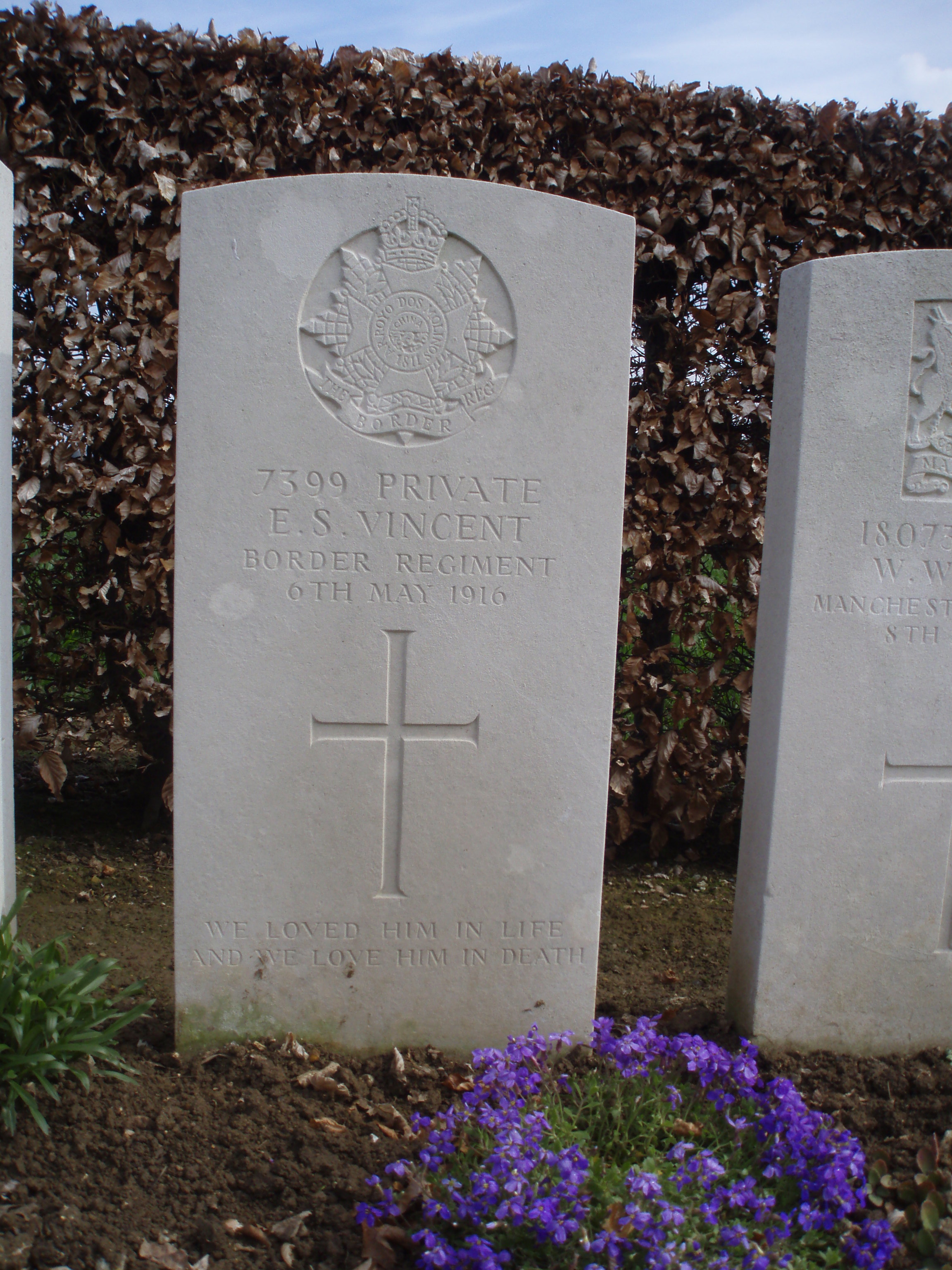 Photo from /search/photos/France/Somme/LA NEUVILLE COMMUNAL CEMETERY, CORBIE/LaNeuvilleCommVincent.jpg